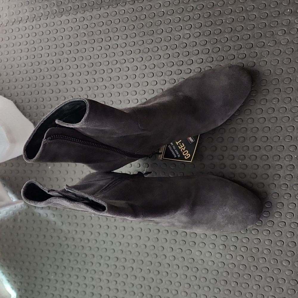 Brand New Kenneth Cole Gore-Tex Grey Suede Size 8
